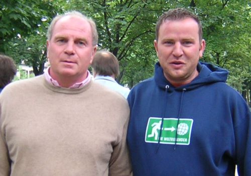Uli Hoeness und Günter Klotz präsentieren die neuen Trikots der Saison 2006/2007